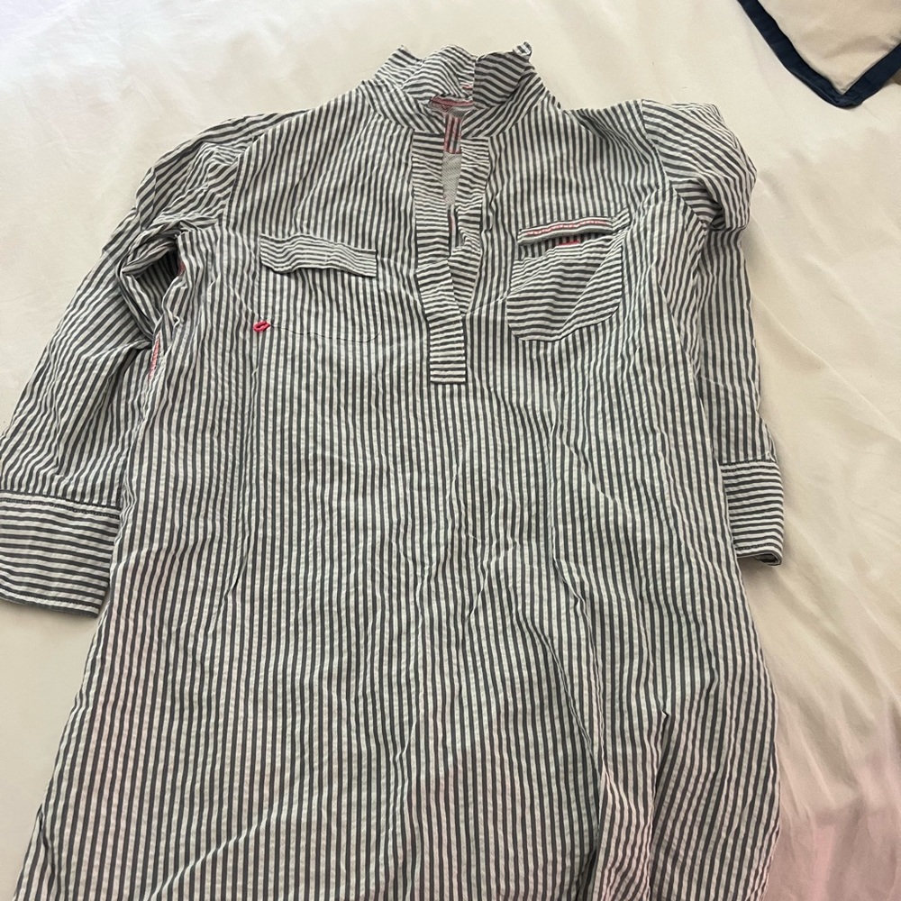 Vineyard Vines sun shirt upf 30 blue and white stripe with pink detailing